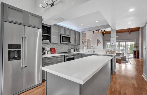 Colee Hammock House | Fun Location! 1 block walk to Las Olas blvd in Ft. Lauderdale w/Pool & parking