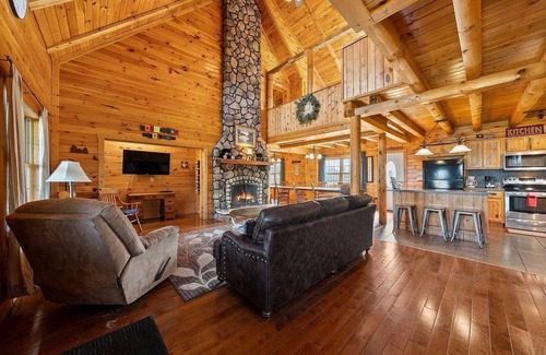 Logan Cabin | Fun Private Lodge for 18 Pool Pond Hot Tub