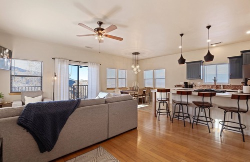 Jerome Apartment | Fun Views, Full Kitchen, Near Shopping& Dining