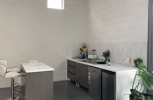 Strathalbyn Apartment | Funky large studio on Strathalbyn