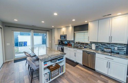 Detroit - Shoreway House | Funky Modern Home Minutes Drive from Downtown CLE