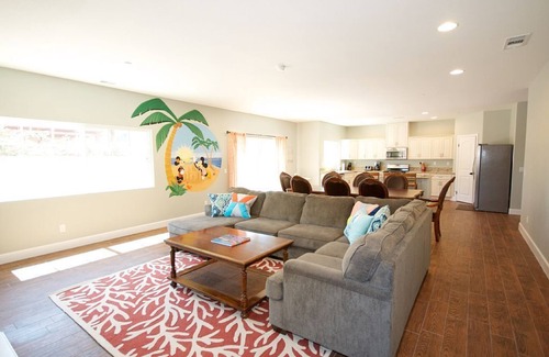 Anaheim Colony Historic District House | Funtierland + Mickey's Beach House + Close to Disney + Shared pool and Splash Pa