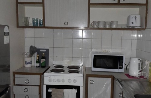 Carnegie Apartment | Furnished 1bedroom apartment. Close to local shopping strip.