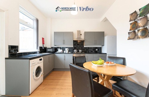 Leigh House | Furnished 2BR House in Leigh | Free Parking & Fast WiFi | Long Stays Welcome