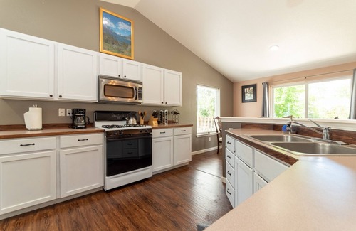 Southwest Bend House | Furnished 30+ day rental close to Old Mill! Dog Friendly!