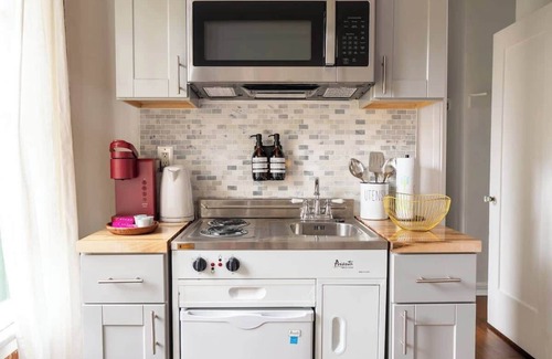 Hollywood Apartment | Furnished Bachelor in Hollywood