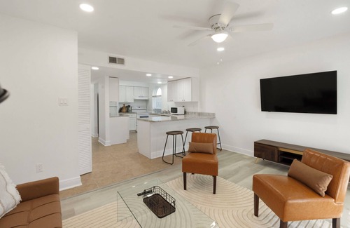 Bonnabel Place House | Furnished Corporate 3-BR Townhome, Fast WiFi, Pet friendly, Bucktown, Metairie