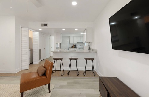 Bonnabel Place House | Furnished Corporate 3-BR Townhome, Fast WiFi, Pet friendly, Bucktown, Metairie