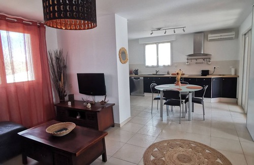 Le Cannet-des-Maures Apartment | Furnished 2-bedroom apartment "Le Nid des maures", shared pool and jacuzzi