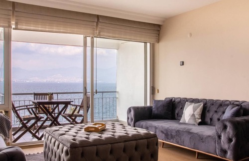 Konak Apartment | Furnished Stylish Sea View Flat in Izmir Konak