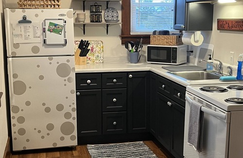 Lexington Apartment | Furnished sweet retreat, 2-bedroom apartment in Lexington - WiFi, W/D, Parking