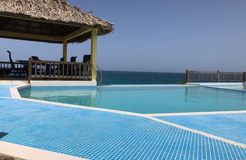 Whitehouse House | Furnished Villa right on the beach!