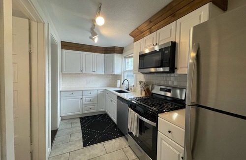 Hanover Place Apartment | Furnished Work & Cozy Retreat in Kansas City, Missouri UTILITIES INCLUDED