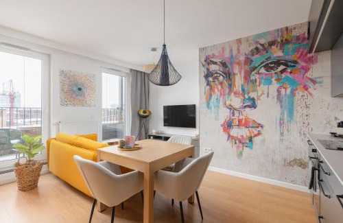 Lodz Apartment | Fuzja w Chmurach - parking, klimatyzacja by FuzjaAparts