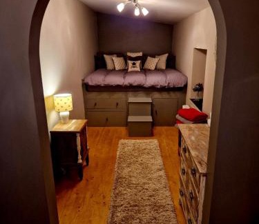 Cairndow House | Fyne Byre Cottage - Barn Conversion with Hot Tub