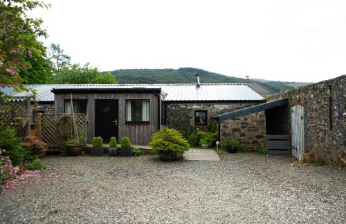 Cairndow House | Fyne Byre Cottage - Barn Conversion with Hot Tub