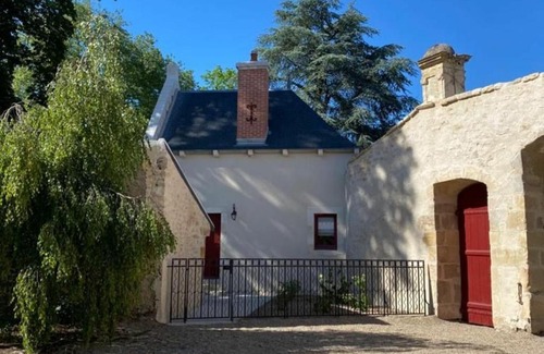 Ainay-le-Vieil House | Gîte élégant avec jardin privé, climatisation et parking à Ainay-le-Vieil - FR-1-586-7