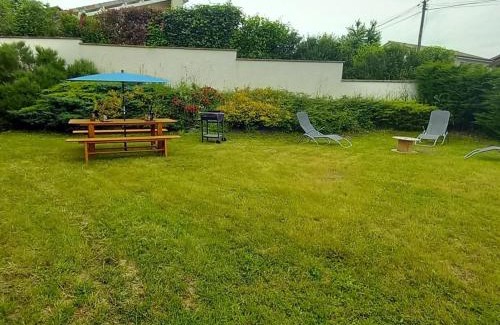 Veranne House | Gîte 80m² avec jardin privatif, garage pour motos, à proximité des sentiers de randonnée et circuits VTT. - FR-1-496-319