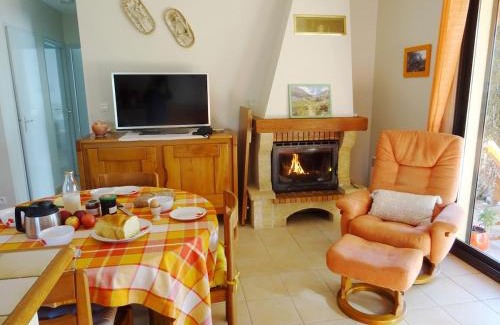 Villeneuve-de-Riviere House | Gîte Au-delà des cimes