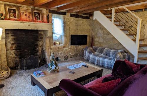 Rivieres House | Gîte authentique avec cheminée, terrasse et WiFi en Charente - FR-1-653-119