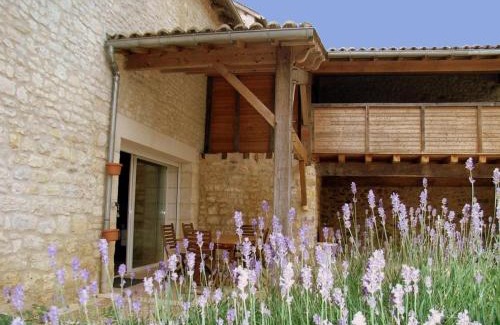 Charras House | Gîte avec Piscine Chauffée, Jacuzzi et Jardin Privé - FR-1-653-156