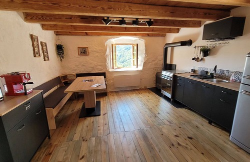 Tiranges House | Gîte Chez Hélène in Chalencon