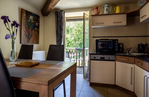 Demigny Apartment | Gîte Chambertin-Apartment-Private Bathroom-Garden view