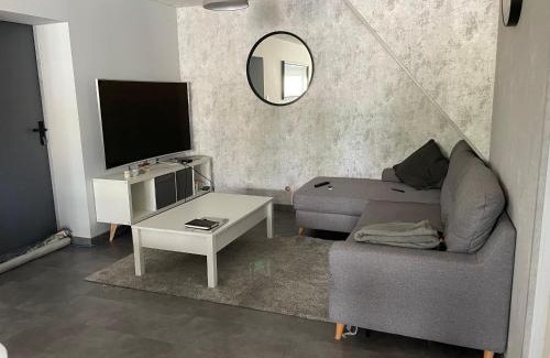 La Suze-sur-Sarthe House | Gîte confortable avec piscine, parking et Wi-Fi à La Suze-sur-Sarthe - FR-1-410-399