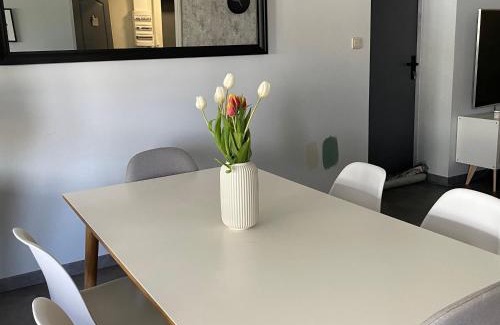 La Suze-sur-Sarthe House | Gîte confortable avec piscine, parking et Wi-Fi à La Suze-sur-Sarthe - FR-1-410-399