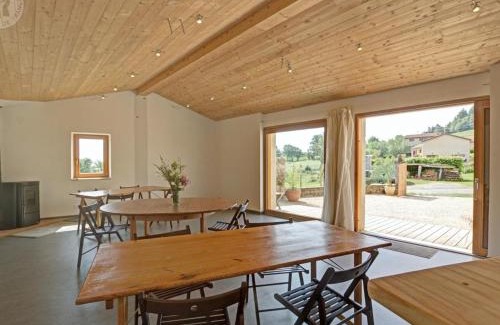 Verrieres-en-Forez House | Gîte confortable avec vue panoramique, idéal pour groupes - FR-1-496-314