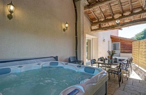 Chevrieres House | Gîte confortable pour 12 avec jardin privé et spa en Auvergne-Rhône-Alpes - FR-1-496-354
