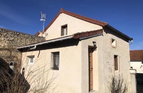 Saint-Bonnet-de-Rochefort House | Gîte cosy avec spa, grand jardin, proche de la rivière Sioule - idéal pour famille et relaxation - FR-1-489-342