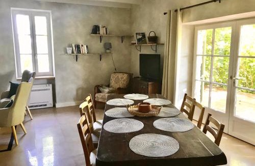 Lusignan-Petit House | Gîte de charme à la campagne