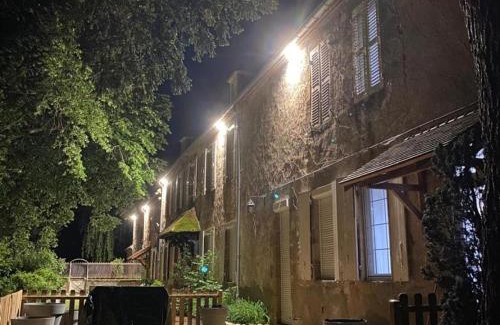 Souvigny House | Gîte de charme à Souvigny avec jardin et animaux acceptés - FR-1-489-583