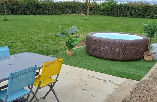 Nueil-sur-Layon House | Gîte de charme 4 pers avec spa privatif, terrasse, et équipements complets au cœur d'un village viticole - FR-1-622-20
