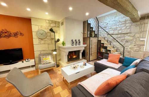 Savigny-en-Veron House | Gîte de charme avec piscine chauffée, clim et WiFi en Loire - FR-1-381-602