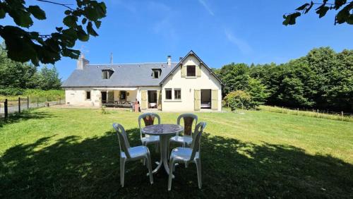 Saint-Merd-de-Lapleau Apartment | Gîte de France Le rouzeyrol 3 épis - Gîte de France 12 personnes MAE-9674