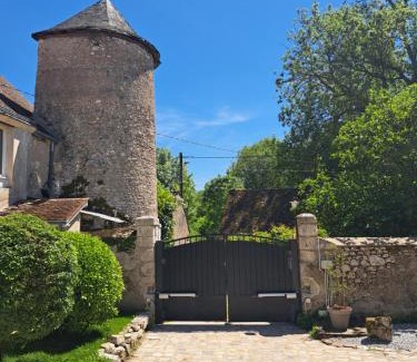 Courbouzon House | Gîte de la tour de Loire - 65 m2 au pied d'une tour de gué du 17ème siècle