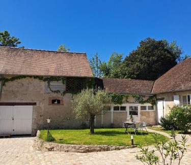 Courbouzon House | Gîte de la tour de Loire - 65 m2 au pied d'une tour de gué du 17ème siècle