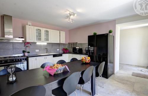 Pinay House | Gîte de luxe avec spa, piscine et sauna, animaux admis à Pinay - FR-1-496-274