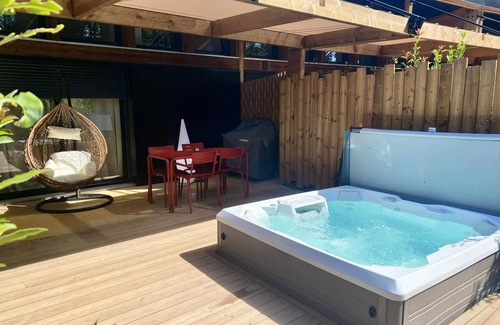 Saint-Affrique Villa | Gîte Ecolodge 2 Schlafzimmer 4 Personen mit Jacuzzi