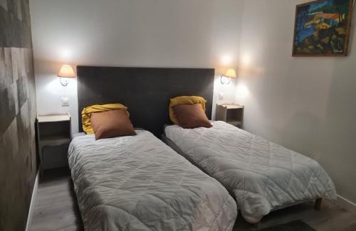 Nizas Bed & Breakfast | Gîte en face du Château de NIZAS, 4 chambres d'hôtes et 1 appartement familial pour 4 personnes