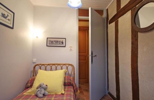 Saint-Jouin-de-Blavou House | Gîte familial avec grand jardin fleuri, cheminée et activités extérieures, proche Petite Cité de Caractère - FR-1-497-38