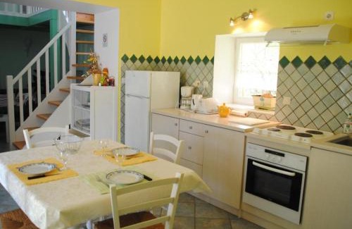 Lentigny House | Gîte familial calme avec jardin, terrasse, équipements modernes et jeux pour enfants à Lentigny - FR-1-496-129