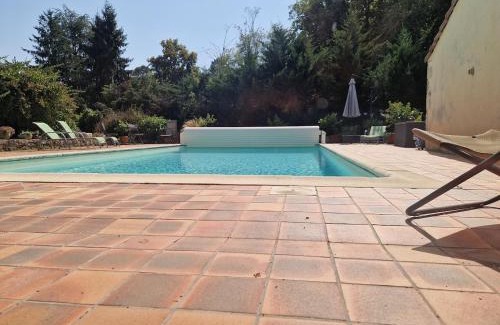 Ambrus House | Gîte familial calme avec piscine, vue sur les chevaux