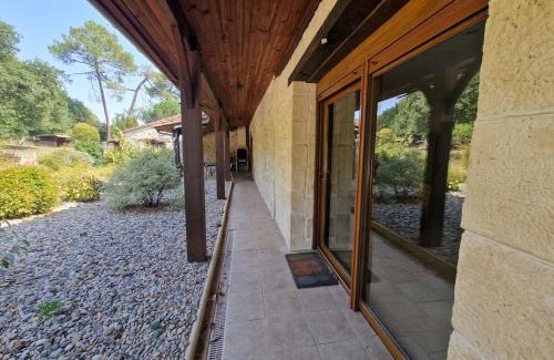 Ambrus House | Gîte familial calme avec piscine, vue sur les chevaux