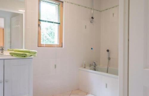Vertou House | Gîte familial en forêt avec jardin clos, à 15 km de Nantes, équipements complets pour un séjour idéal - FR-1-306-807