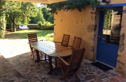 Chemire-en-Charnie House | Gîte familial restauré en pleine nature avec terrasse, proche forêt, idéal pour groupes et PMR - FR-1-410-255