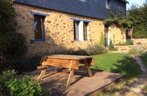 Chemire-en-Charnie House | Gîte familial restauré en pleine nature avec terrasse, proche forêt, idéal pour groupes et PMR - FR-1-410-255