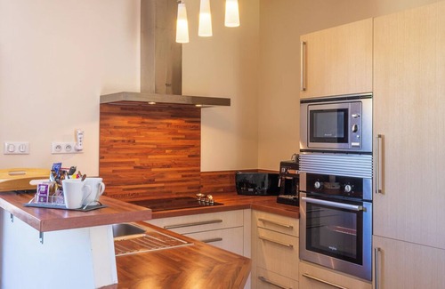 Ajat House | Gîte “Jeanne” – Comfort & Character for 4 Adults, Wheelchair Accessible